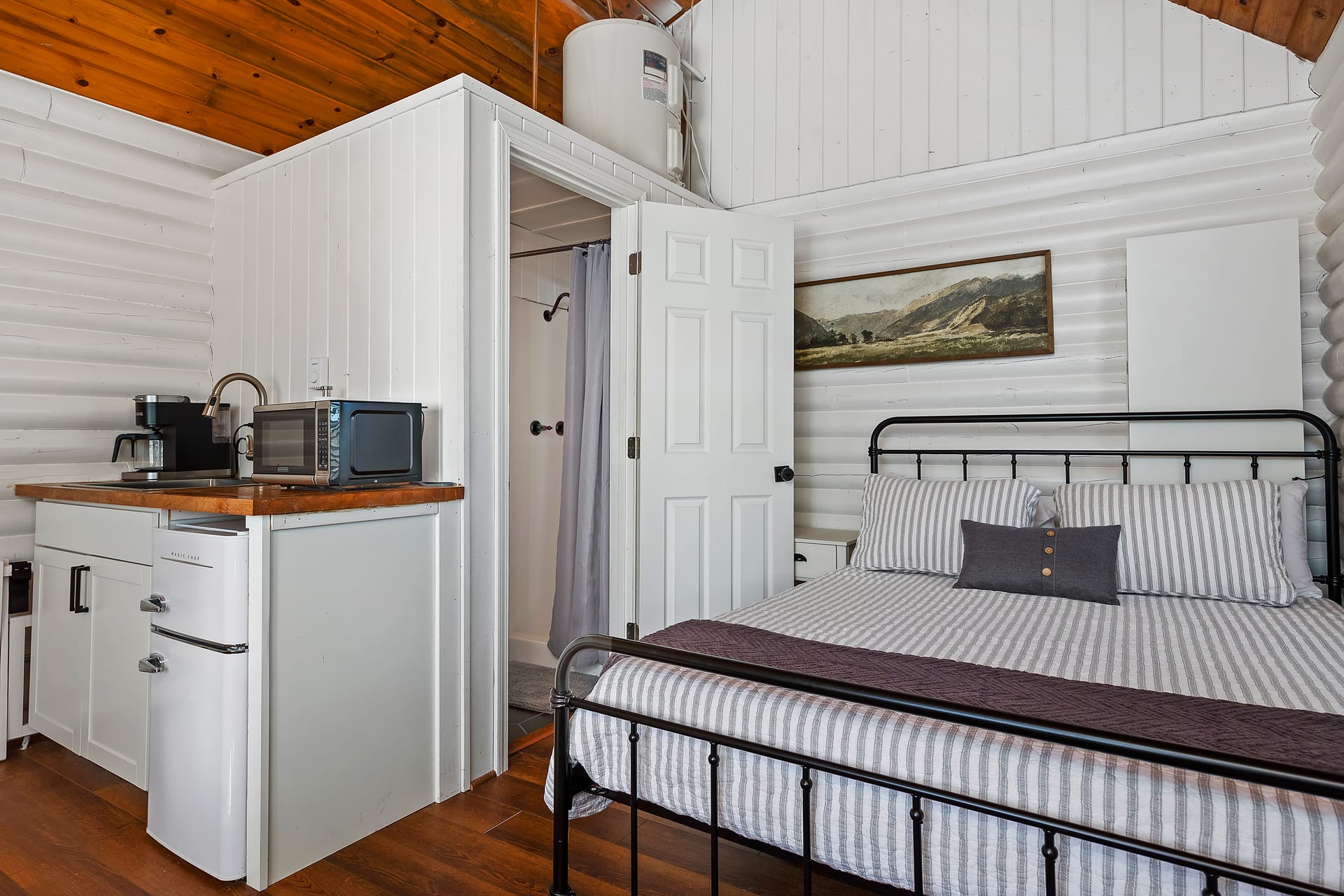 Sagebrush Sanctuary Bed & Kitchen